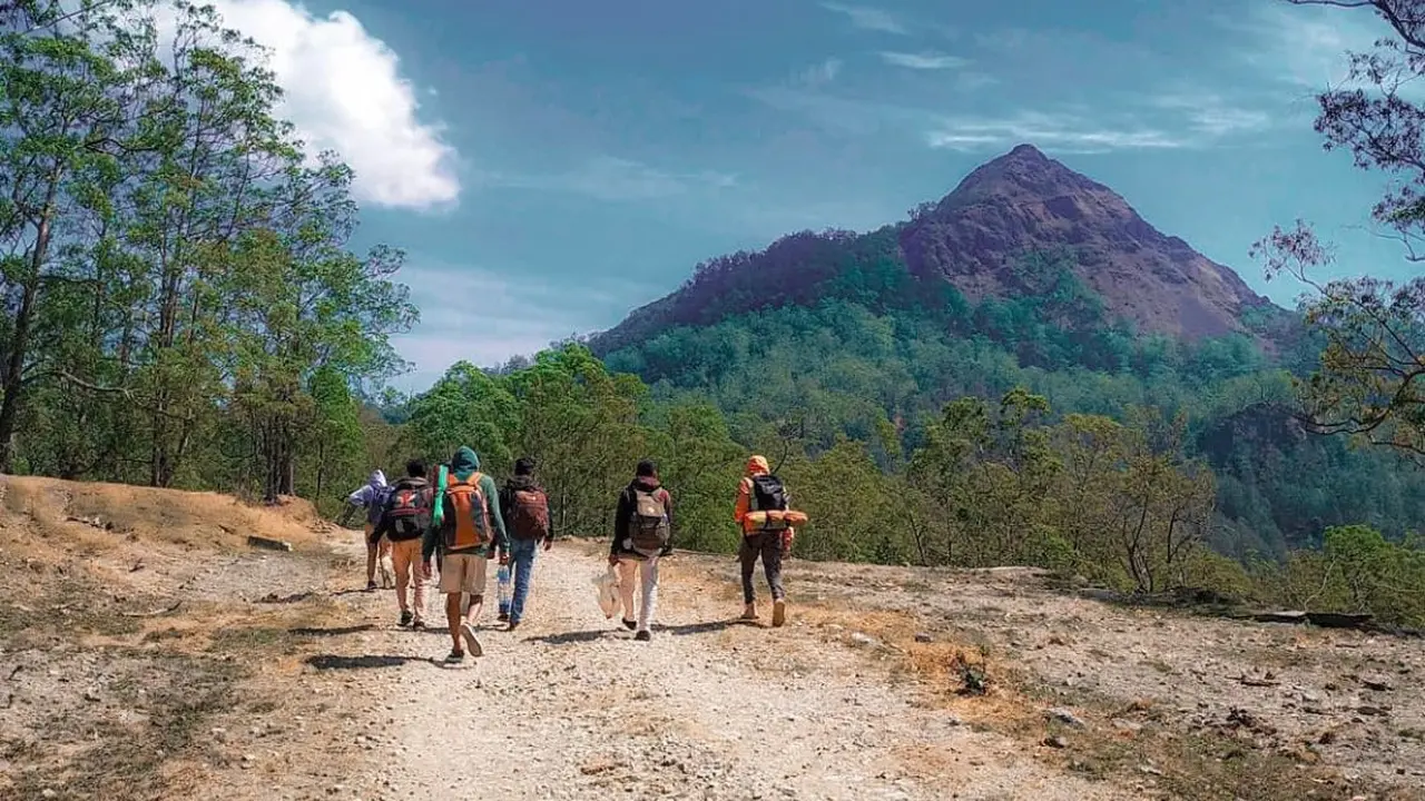 Para pendaki saat di Gunung Fatu Timau Kupang NTT.