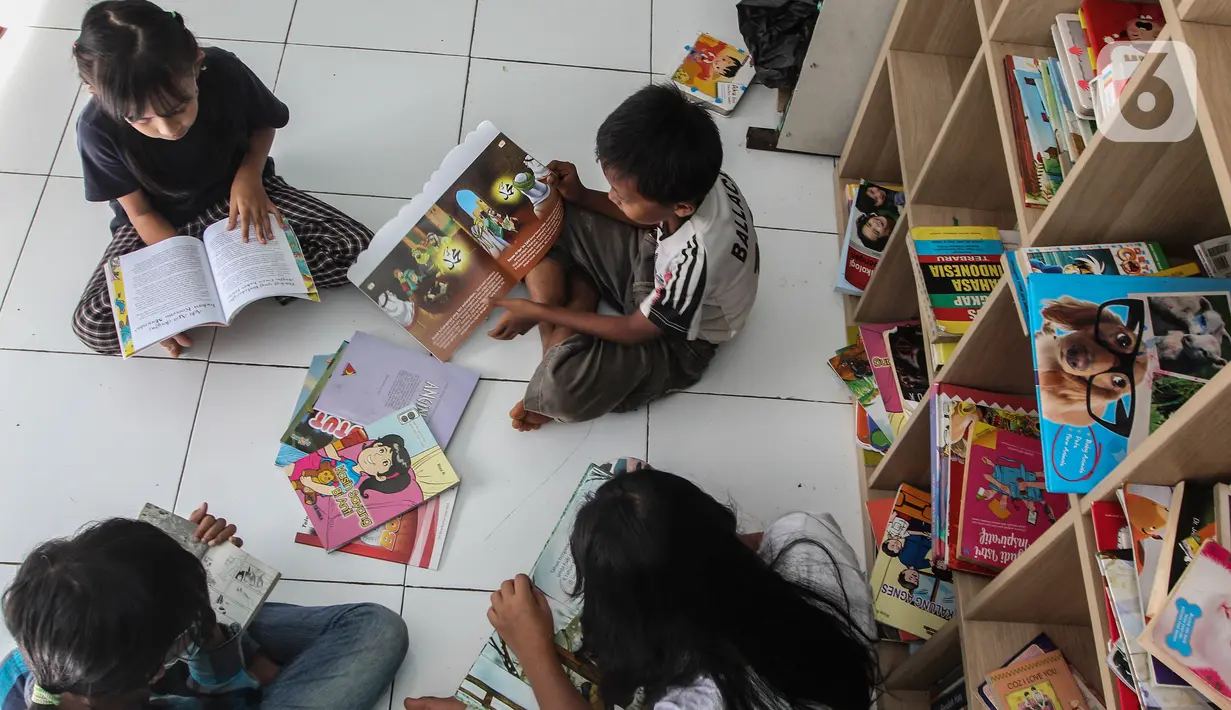 Anak-anak membaca buku saat PPKM Level 3 di Taman Baca Masyarakat Pekan Karya, Tangerang Selatan, Banten, Selasa (8/2/2022). Pemerintah daerah di wilayah aglomerasi Jabodetabek akhirnya bisa menghentikan proses PTM setelah ditetapkan sebagai daerah berstatus PPKM level 3. (Liputan6.com/Johan Tallo)