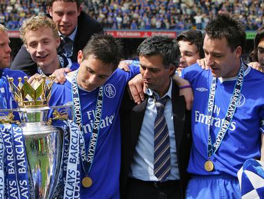 Tak salah memang jika Jose Mourinho mendapat gelar The Special One. Beberapa klub yang ditanganinya seakan mendapat tuah atas kehadirannya dan mampu meraih gelar usai menunggu dalam waktu yang amat lama, bahkan ada yang mencapai 50 tahun alias setengah abad. Berikut 5 klub yang mampu akhiri puasa gelar usai dibesut pelatih asal Portugal tersebut. (AFP/Adrian Dennis)