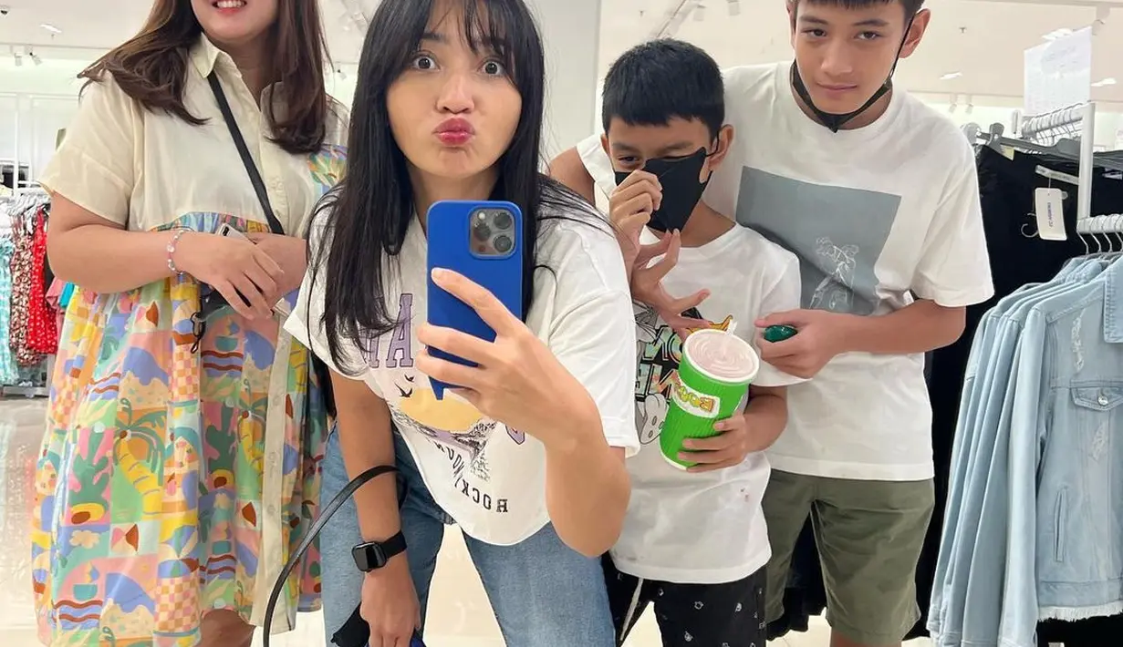 Hesti Purwadinata bersama anak (Instagram/hestipurwadinata)