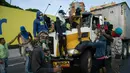 Demonstran antipemerintah membajak sebuah truk saat menuntut pengunduran diri Presiden Nicolas Maduro di Caracas, Venezuela, Sabtu (2/2). (AP Photo/Rodrigo Abd)