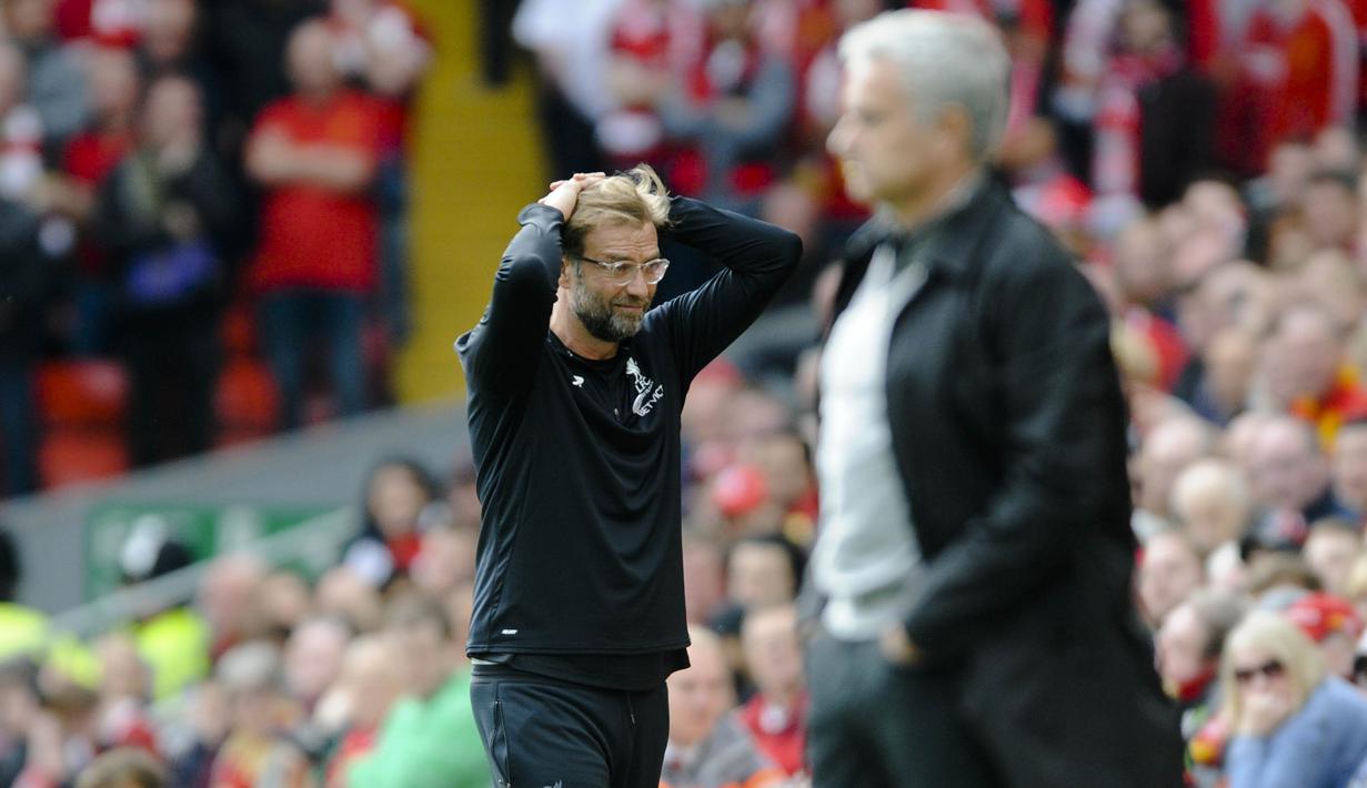 Pelatih Liverpool, Juergen Klopp, tampak kecewa saat pertandingan melawan Manchester United pada laga Premier League di Stadion Anfield, Sabtu (14/10/2017). Liverpool bermain imbang 0-0 dengan Manchester United. (AP/Rui Vieira)