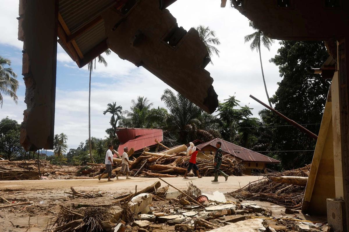 FOTO: Potret Kayu Gelondongan Hancurkan Rumah dan Fasilitas Warga