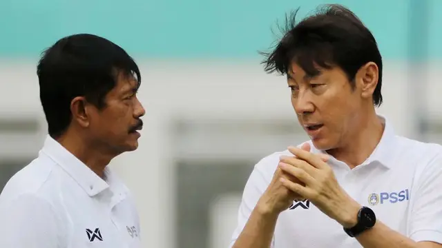 Indra Sjafri dan Shin Tae-yong (c) Bola.com/M Iqbal Ichsan