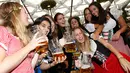 Para wanita Oktoberfest memegang gelas berisi bir saat mengikuti festival minum bir tahunan yang ke-183 di Munich, Jerman, Sabtu (17/9). Wanita-wanita cantik ini berpesta-pora dengan meminum bir selama pembukaan Oktoberfest. (REUTERS/Michaela Rehle)