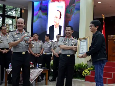 Kapolri Jenderal Tito Karnavian memberi penghargaan kepada Liputan6 pada Rapat Kerja Teknis (Rakernis) di Mabes Polri, Rabu (15/3). Dalam membangun kepercayaan publik terhadap Polri, Tito mengaku peran media massa sangat besar. (Liputan6.com/Johan Tallo) 