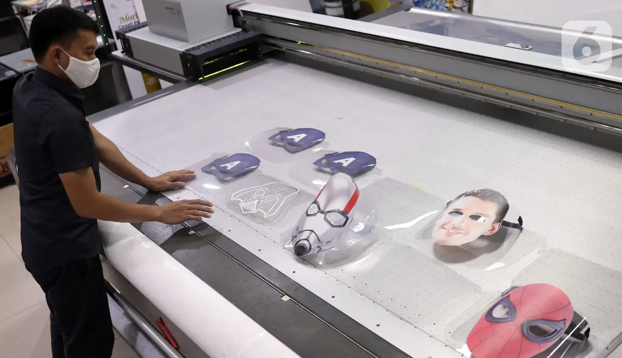 Pekerja memproduksi dummy face shield atau pelindung wajah karakter di Percetakan Bintang Sempurna, Bendungan Hilir, Jakarta, Rabu (24/6/2020). Pelindung wajah karakter tersebut dibanderol dengan harga Rp 35 ribu hingga Rp 50 ribu per buah. (Liputan6.com/Angga Yuniar)