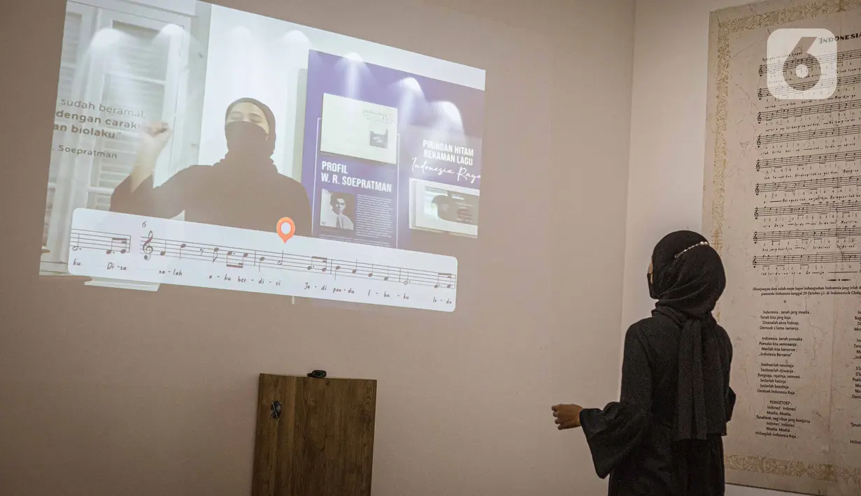 Pengunjung saat berada di dalam Museum Sumpah Pemuda Jakarta, Kamis (24/3/2022). Museum tersebut kembali dibuka pascarevitalisasi dengan menampilkan sejumlah perubahan untuk menarik perhatian pengunjung khususnya kaum milenial (Liputan6.com/Faizal Fanani)