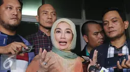 Reza Artamevia bersama kuasa hukum memberi keterangan kepada media, Jakarta (07/10). Pelaporan terhadap Gatot Brajamusti terkait ritual seks dan penggunaan aspat  yang dilakukan di Padepokan Brajamusti. (Liputan6.com/Herman Zakharia)