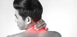 Tubuh memiliki kecenderungan untuk menyimpan stres dalam bentuk ketegangan fisik terutama pada area leher dan bahu (Sumber: Freepik.com/jcomp)