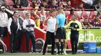 Pelatih Leeeds Jesse Marsch begitu murka di pinggir lapangan ketika anak asuhnya dilanggar pemain Brentford namun wasit tak bergeming. Marsch yang melakukan protes berlebih akhirnya diganjar kartu merah. (AP via PA/Andrew Matthews)