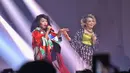 Konser 5 Cinta Concert menyuguhkan lima penyanyi senior tersebut dimulai sekitar pukul 21.00 WIB. Teriakan histeris saat konser dibuka oleh penampilan Yura yang membawakan lagu Sakura. (Nurwahyunan/Bintang.com)