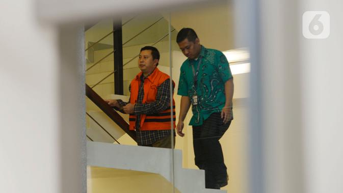 Staf Sekjen PDIP Hasto Kristiyanto, Saeful Bahri (kiri) tiba di Gedung KPK, Jakarta, Jumat (14/2/2020). Saeful Bahri diperiksa sebagai tersangka terkait kasus dugaan penerimaan hadiah atau janji penetapan anggota DPR Terpilih 2019-2024. (merdeka.com/Dwi Narwoko)