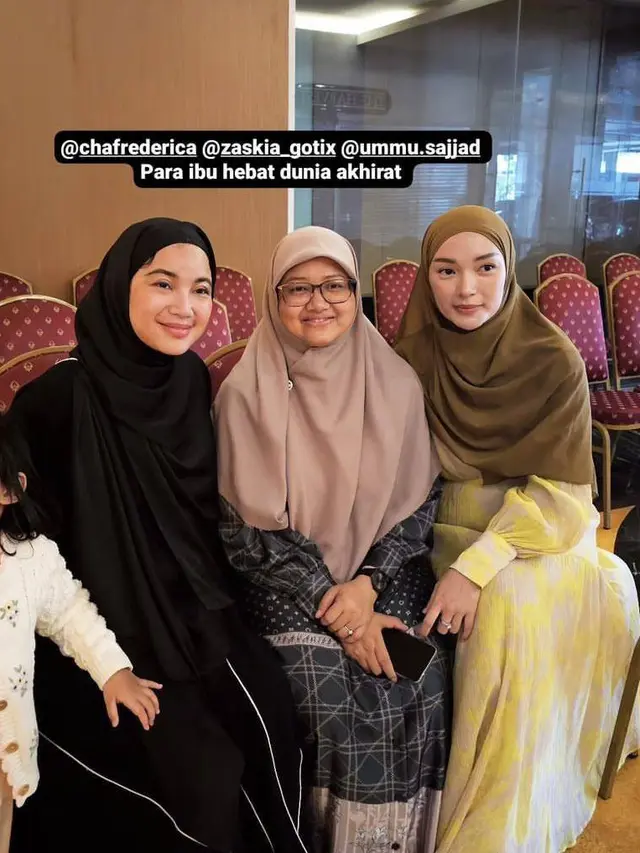 7 Potret Zaskia Gotix Tetap Berhijab Usai Jalani Umroh Ini Tampil Makin Menawan