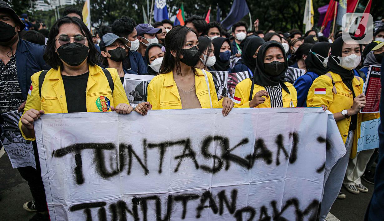 <p>Sejumlah mahasiswa yang tergabung dalam Aliansi Mahasiswa Indonsia (AMI) menggelar aksi demonstrasi di kawasan Patung Kuda, Jakarta Kamis (21/4/2022). Dalam aksinya mereka menuntut tindak tegas para penjahat konstitusi. (Liputan6.com/Faizal Fanani)</p>