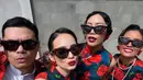 Penampilan Enzy Storia sebagai bridesmaid terlihat kece dengan cat eye sunglasses [@enzystoria]