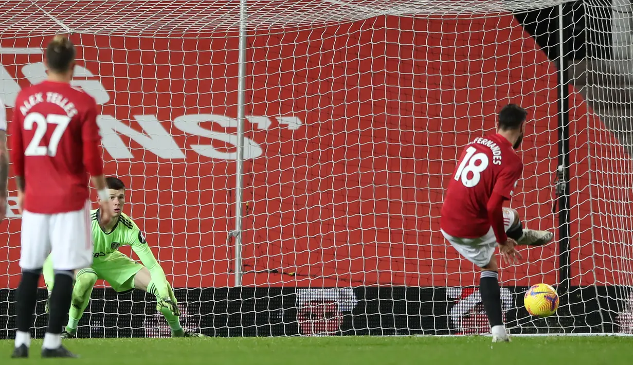 Gelandang Manchester United, Bruno Fernandes, mencetak gol ke-6 timnya ke gawang Leeds United lewat eksekusi penalti dalam laga lanjutan Liga Inggris 2020/21 pekan ke-14 di Old Trafford Stadium, Minggu (20/12/2020). Manchester United menang 6-2 atas Leeds United. (AFP/Nick Potts/Pool)