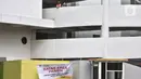 Aktivitas pasien Covid-19 saat menjalani isolasi di RSDC Pasar Rumput, Jakarta, Senin (2/8/2021). Pasien Covid-19 yang masih menjalani perawatan di tower RSDC-19 Rusun Pasar Rumput sebanyak 466 orang hingga Senin (2/8) ini. (merdeka.com/Iqbal S Nugroho)