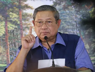 Ketua Umum Partai Demokrat Susilo Bambang Yudhoyono (SBY), menggelar jumpa pers di Cikeas, Bogor, Rabu (2/11). Presiden ke-6 RI itu menyampaikan tanggapannya terkait berbagai isu nasional, keamanan dan politik. (Liputan6.com/Herman Zakharia)