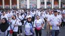 Para peserta terlebih dahulu melakukan pemanasan sebelum acara fun walk dalam rangka peringatan Hari Kekayaan Intelektual Sedunia 2026 yang berlangsung di Sarinah, Jakarta Pusat pada Minggu (26/4/2026). (Bola.com/Abdul Aziz)