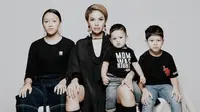 6 Gaya Nikita Mirzani saat Pemotreran Bareng Ketiga Anaknya, Curi Perhatian