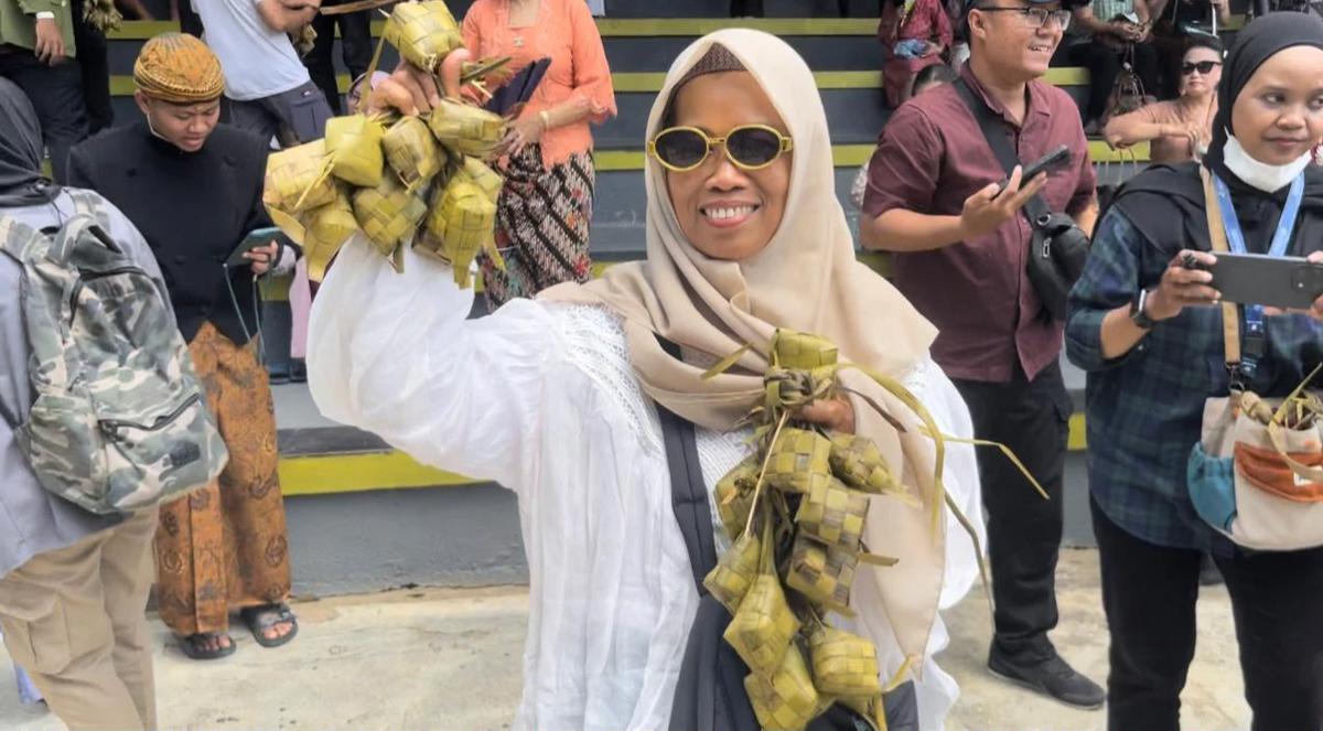 Ratusan Pengunjung Berebut 3.000 Ketupat