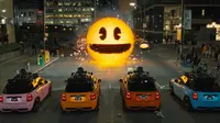 Di Film Pixles, para jagoan (Adam Sandler, Josh Gad, dan Peter Dinklage) justru mengendari mobil kecil yang imut untuk melawan Alien.