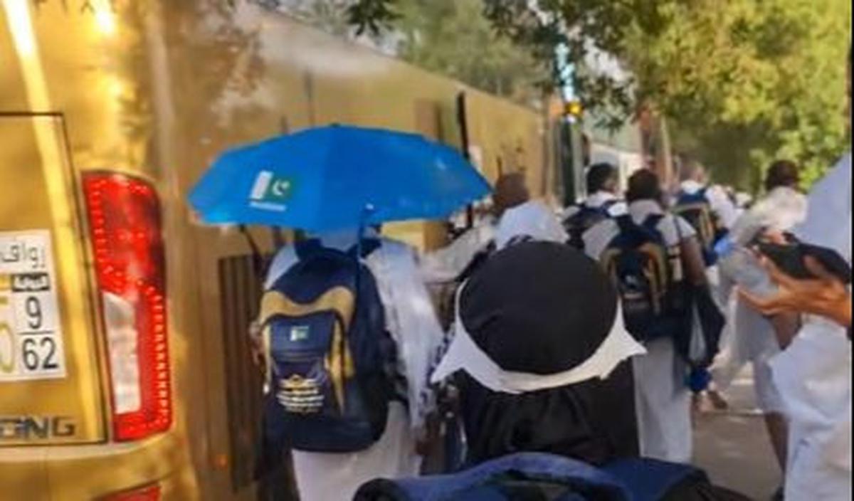 "Dan sebagian dari jemaah ada yang mengambil keputusan untuk berjalan kaki menuju ke Mina yang ditempuh hampir satu jam perjalanan. Semoga selamat"<br>