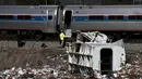 Petugas berada di lokasi kecelakaan kereta api dengan truk sampah di Crozet, Va, (31/1). Kereta penumpang Amtrak yang membawa puluhan anggota parlemen GOP ke sebuah retret Partai Republik di West Virginia menabrak sebuah truk sampah. (Zack Wajsgrasu/AP)