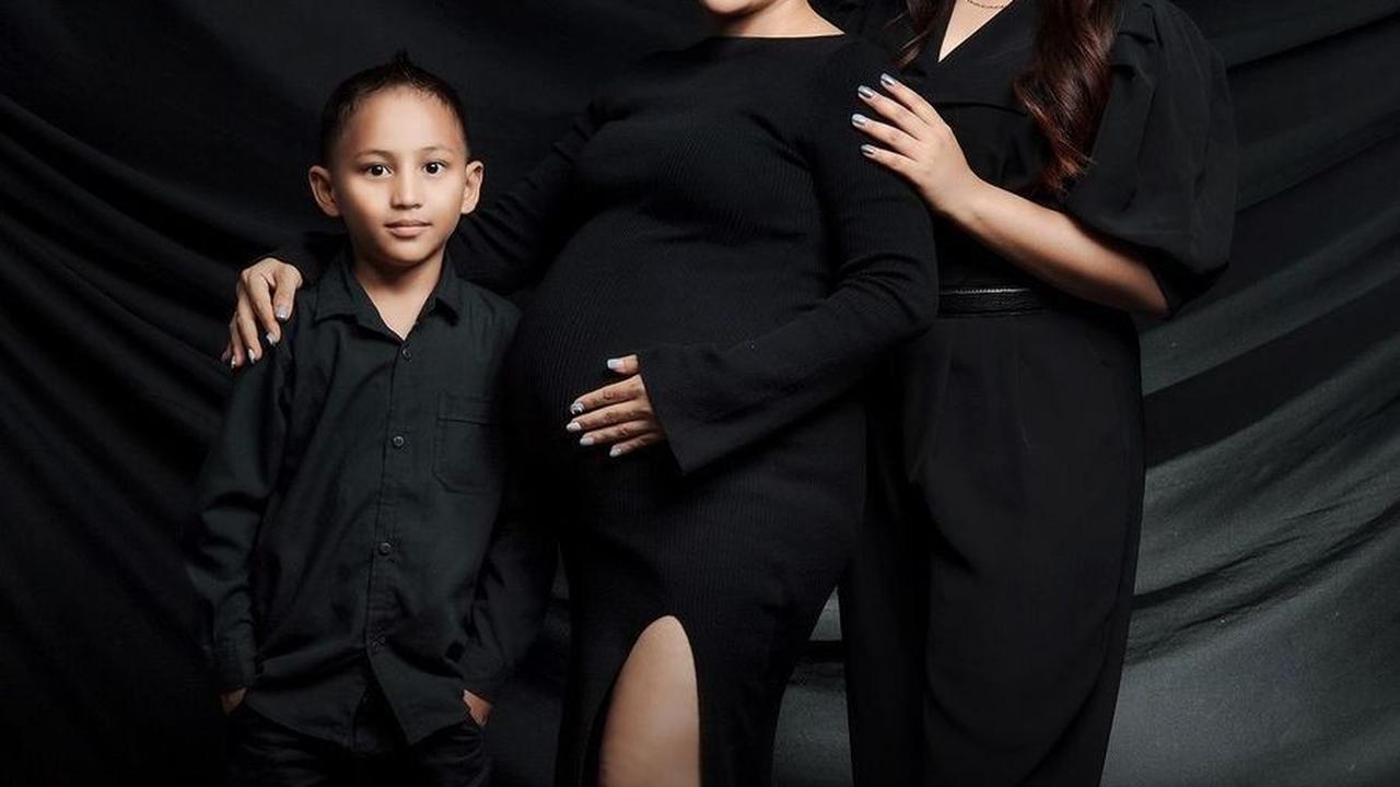 Begitu ditawari endorse photoshoot untuk mengabadikan momen kehamilan, Mpok Alpa langsung setuju karena ia belum pernah melakukan hal serupa untuk anak pertama dan keduanya.<br>