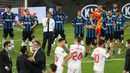 Pemain Inter Milan tampak lesu menyaksikan pemain Sevilla merayakan gelar juara Liga Europa 2019/2020 di Stadion RheinEenergie, Sabtu (22/8/2020) dini hari WIB. Inter Milan kalah 2-3 atas Sevilla. (AFP/Lars Baron/pool)