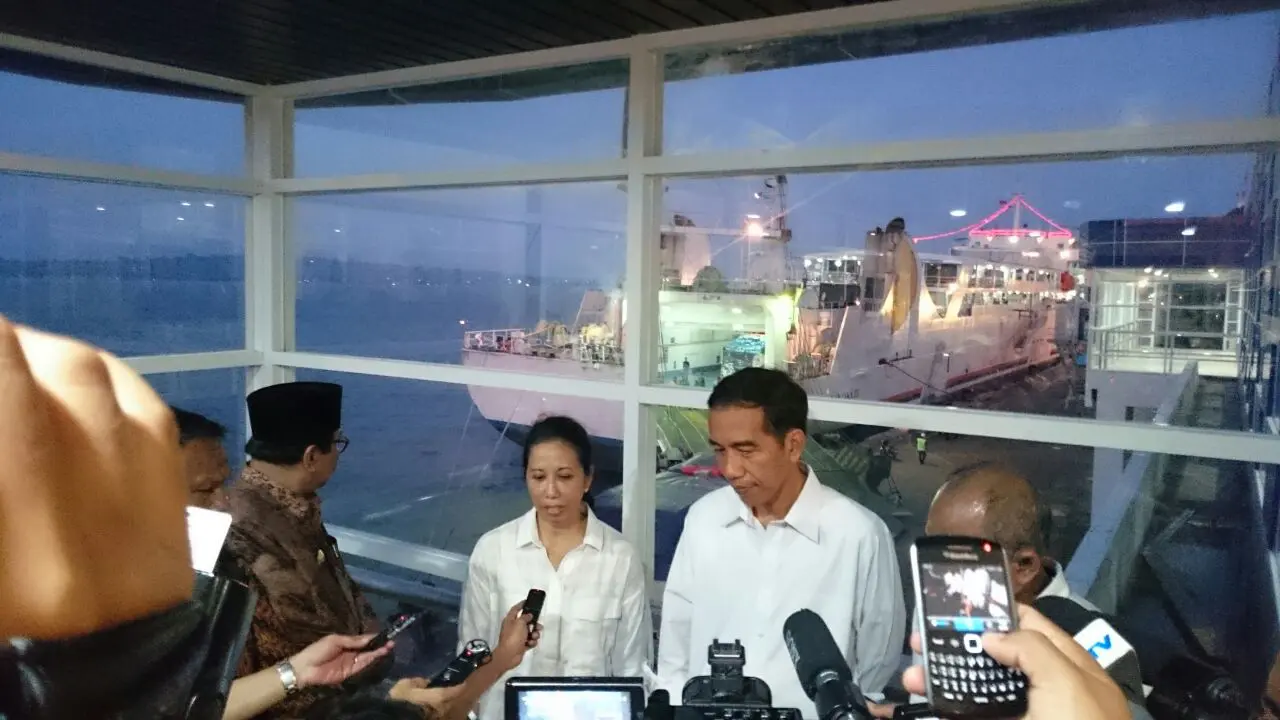 Jokowi dan Menteri BUMN Rini Soemarno di Pelabuhan Tanjung Perak, Surabaya, Jatim. (www.setkab.go.id)