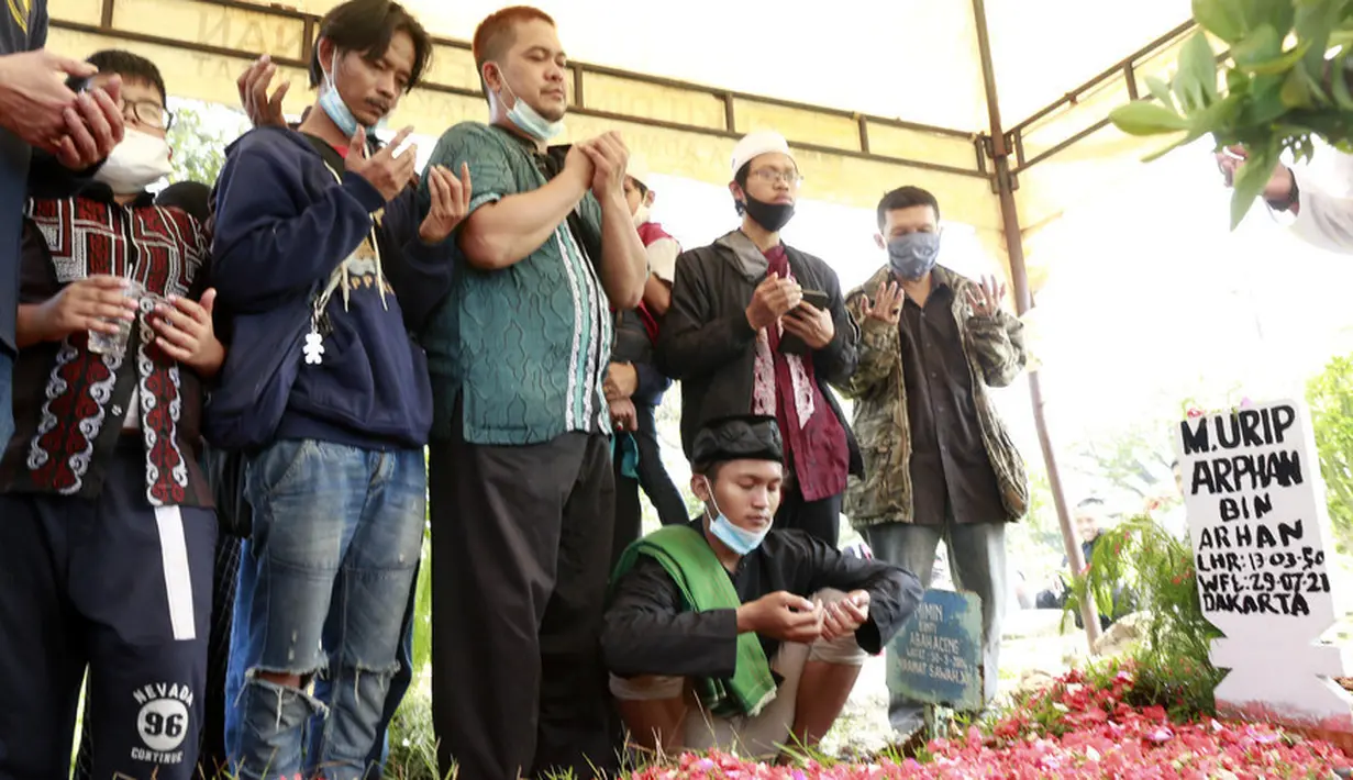 Suasana Pemakaman Urip Arphan (KapanLagi.com/Muhammad Akrom Sukarya)
