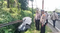 Kecelakaan lalu lintas melibatkan mobil Kanit Reskrim Polsek Pesanggaran  di Jalan Raya Banyuwangi- Jember (Hermawan Arifianto/Liputan6.com)