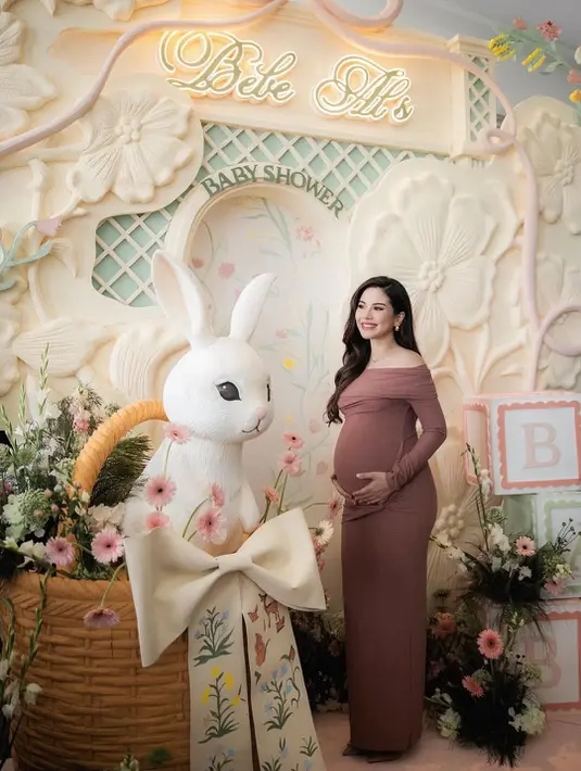 Intip detail dress yang dikenakan Alyssa Daguise saat baby shower dan perayaan ulang tahunnya. [@alyssadaguise].