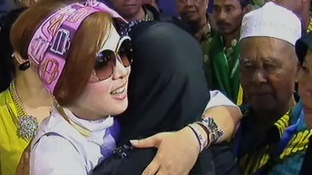 Syahrini Berangkatkan Keluarga Besar Umrah