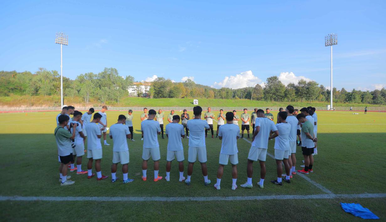Untuk diketahui, Timnas Indonesia U-22 tergabung ke dalam grup C bersama Filipina dan Myanmar. Tampak dalam foto, pemain Tim Nasional (Timnas) Indonesia U-22  melakukan sesi latihan di Rajamangala University of Technology Lanna Stadium, Doi Saket, Chiang Mai pada Minggu (7/12/2025) sore waktu setempat. (Bola.com/Bagaskara Lazuardi)