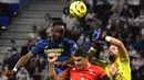 Penyerang Lyon, Moussa Dembele, berusaha menyundul bola saat menghadapi Nimes pada laga lanjutan Liga Prancis di Stadion Groupama, Sabtu (19/9/2020) dini hari WIB. Lyon bermain imbang 0-0 atas Nimes. (AFP/Jean-Philippe Ksiazek)