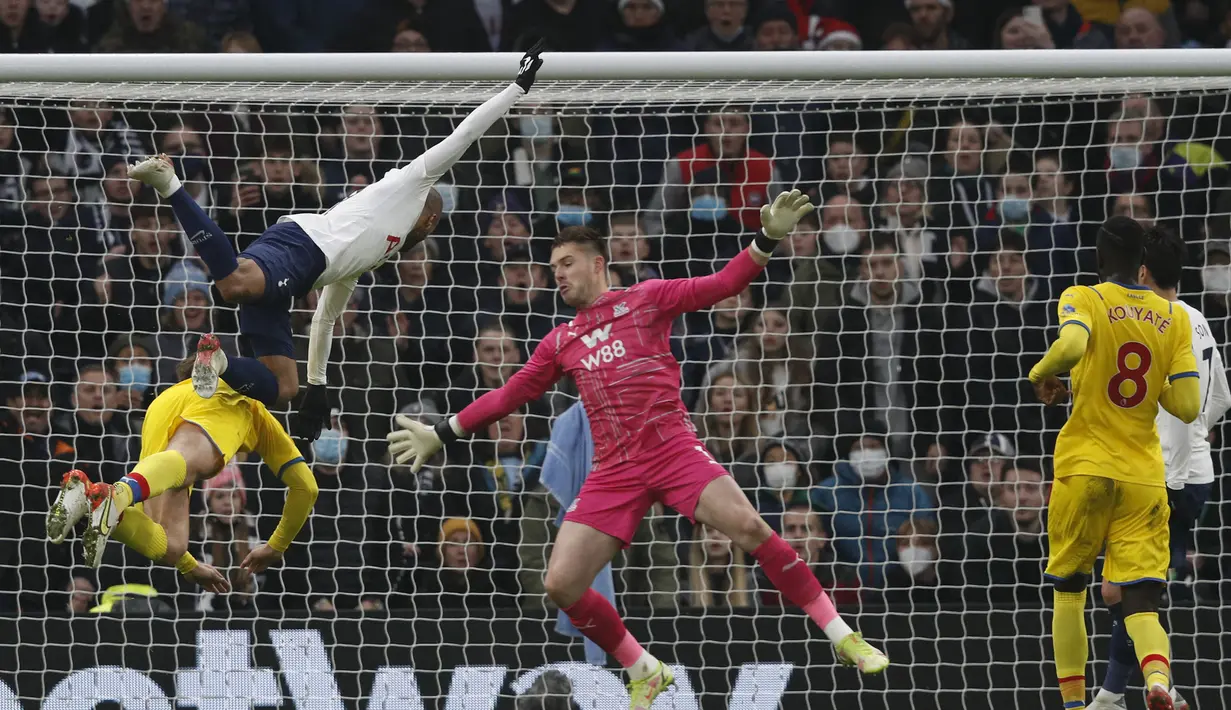 3-0. Kemenangan tiga gol tanpa balas Tottenham Hotspur atas tamunya Crystal Palace terjadi di pekan ke-19 Liga Inggris 2021/2022, 26 Desember 2021. Ketiga gol Spurs dicetak oleh tiga pemain berbeda, Harry Kane, Lucas Moura dan Son Heung-min.(AFP/Adrian Dennis)