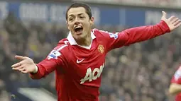 Striker Manchester United Javier Hernandez merayakan golnya yang menjadi penentu kemenangan 2-1 atas West Brom dalam lanjutan Liga Premier di The Hawthorns, 1 Januari 2011. AFP PHOTO/IAN KINGTON