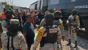 Prajurit Angkatan Darat Meksiko dan anggota Perlindungan Sipil mengevakuasi penumpang dari kereta Interoceanic yang anjlok di wilayah Asunción Ixtaltepec, di rute menuju Oaxaca, Meksiko, pada Minggu (28/12/2025). (Dok. AFP)