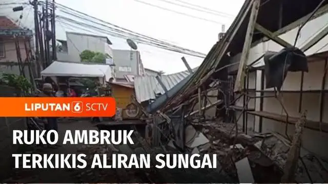 Inilah kondisi salah satu bangunan rumah toko, yang terletak di Jalan Cibolerang, Kota Bandung, Jawa Barat, usai ambruk akibat terkikis aliran Sungai Cibolerang, Rabu pagi.