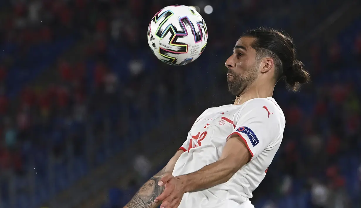 Swiss memperoleh peluang pertamanya di akhir babak pertama melalui bek Ricardo Rodriguez. (Foto: AP/Pool/Andreas Solaro)