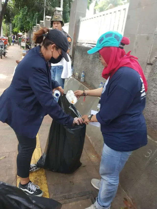 Tak memilih berdemonstrasi, ketiga mahasiswi ini memilih mengumpulkan sampah di sekitar gedung MPR/DPR. (Foto: Dok Pribadi)