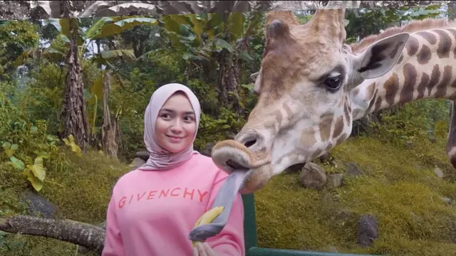 Tetap Mesra, Ini 6 Momen Liburan Citra Kirana dan Rezky Adhitya Bareng Anak
