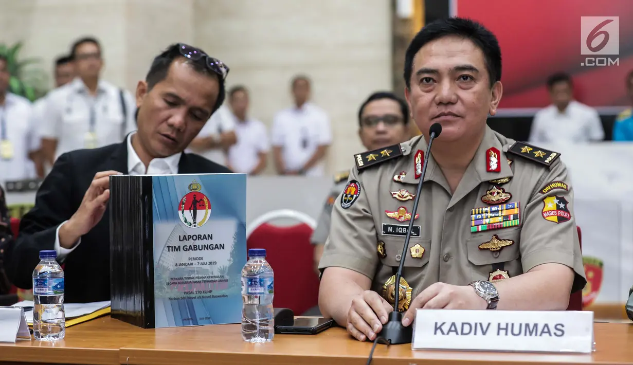 Kadiv Humas Mabes Polri Irjen M Iqbal (kanan) memberi keterangan terkait perkembangan kasus Novel Baswedan di Mabes Polri, Jakarta, Rabu (17/7/2019). TGPF menduga kuat teror air keras kepada penyidik senior KPK tersebut dipicu oleh kasus-kasus yang sebelumnya ditangani. (Liputan6.com/Faizal Fanani)