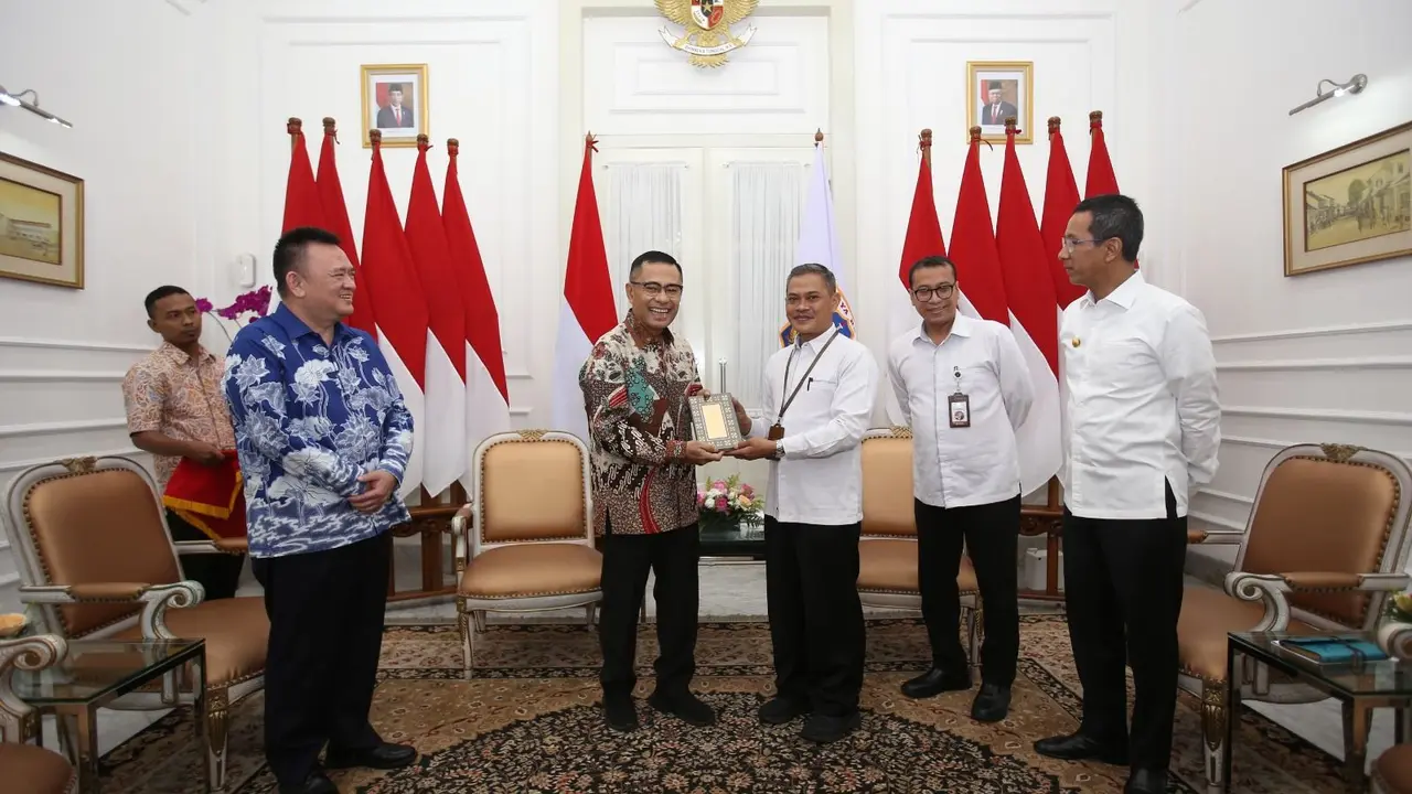 Managing Director Sinar Mas, Saleh Husin (tengah) sekaligus Ketua Umum Yayasan Muslim Sinar Mas bersama ​Ketua Umum Eka Tjipta Foundation, Hong Tjhin (kiri) menyerahkan Alquran di Balai Kota DKI Jakarta