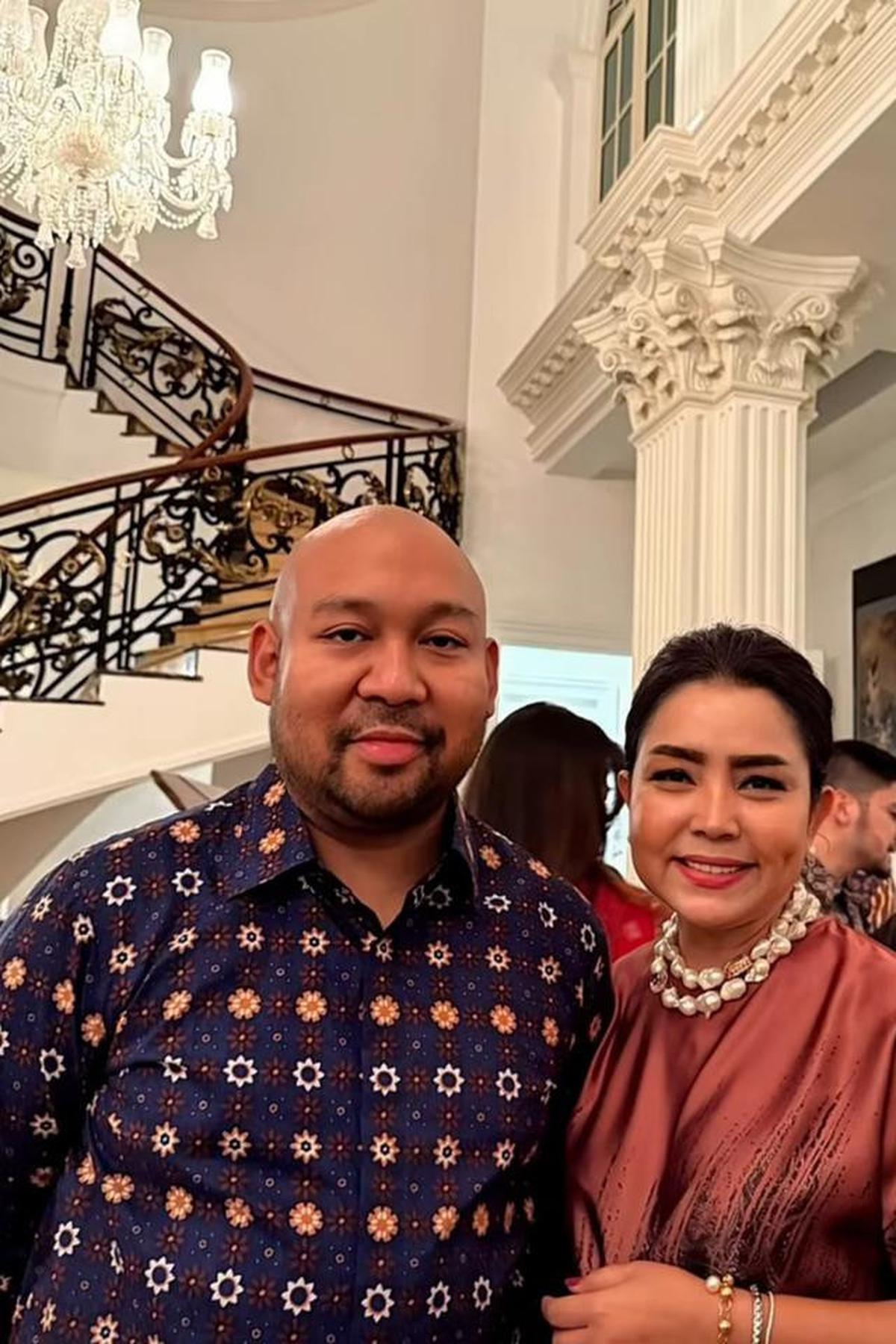 Potret Mayangsari Hadiri Dinner Acara Keluarga, Tampil Anggun dan Elegan Bersama Suami