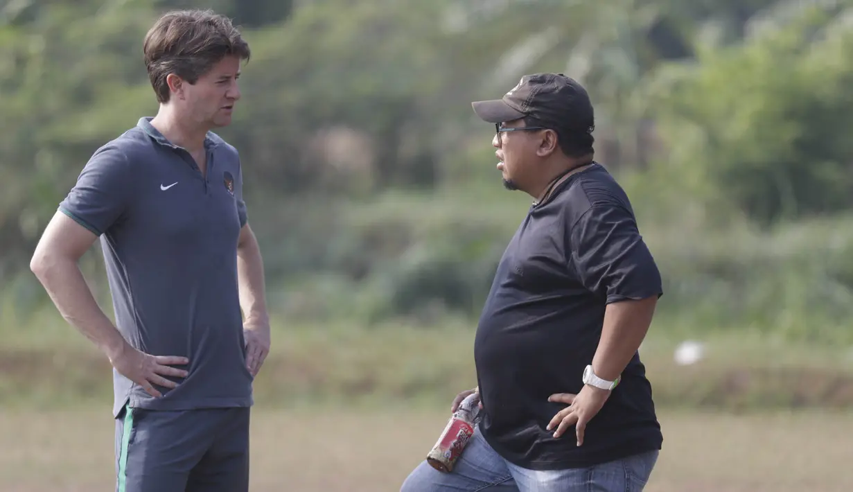 Pelatih anyar PBR, Pieter Huistra berdiskusi dengan perwakilan PBR, Muly Munial saat latihan jelang turnamen Piala Jenderal Sudirman. (Bola.com/Vitalis Yogi Trisna) 