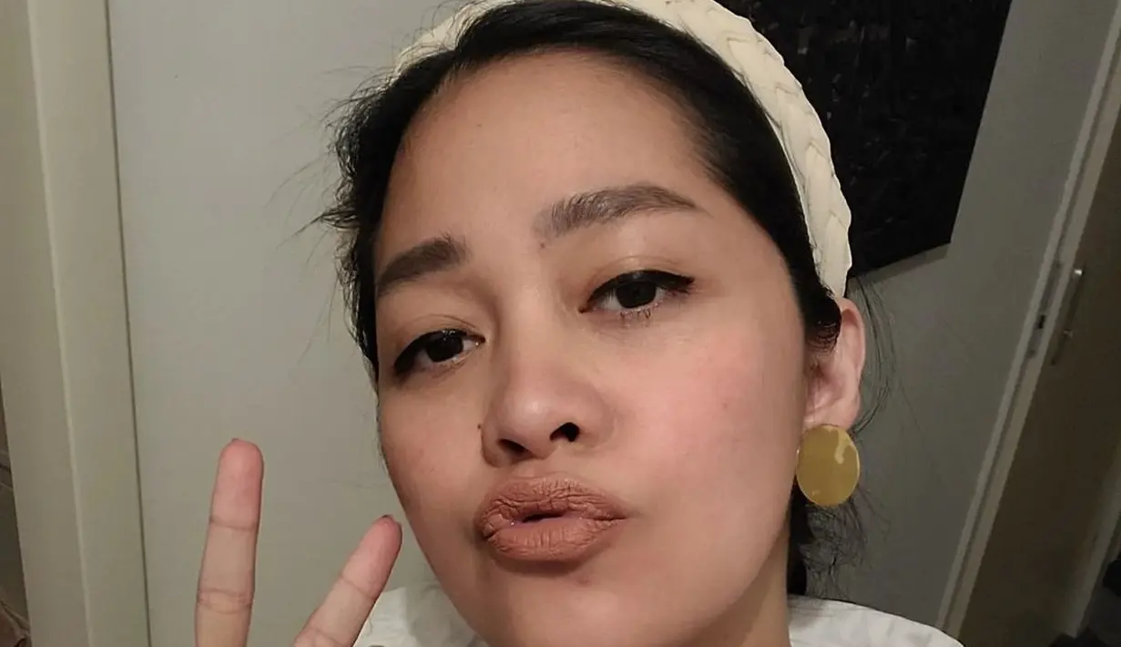 Usai memutuskan hengkang dari dunia hiburan, Gracia Indri makin fokus menjadi istri sekalikus ibu dari putrinya, Nova Lynn Slijpen. Usai melahirkan, Gracia Indri selalu sukses mencuri perhatian karena kerap tampil tanpa makeup. (Liputan6.com/IG/@graciaz14).